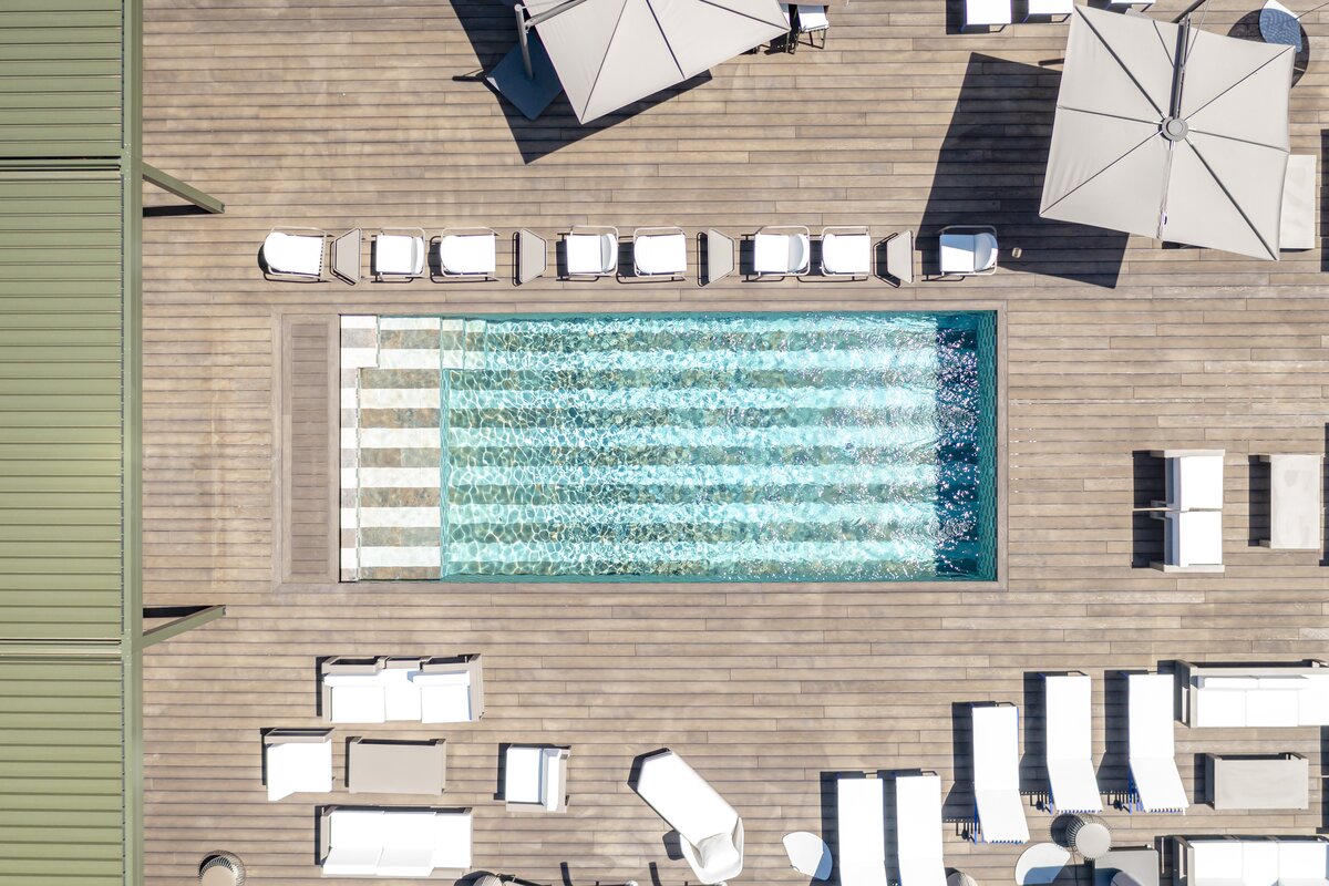 Terrasse en composite min&eacute;ral