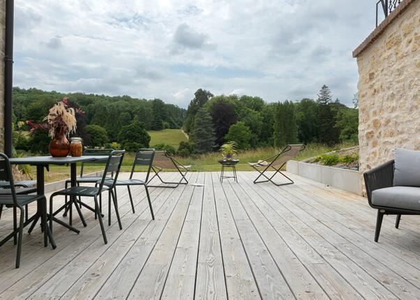 Conseils et astuces pour nettoyer et entretenir votre terrasse en bois