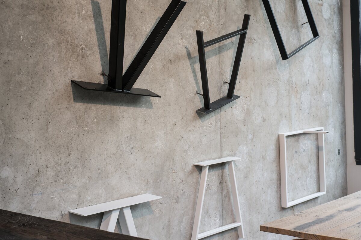 Des pieds en acier brut d&eacute;graiss&eacute;, noir ou blanc